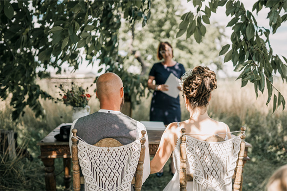 Heiraten auf der Obstwiese im Garten desVierseithofs